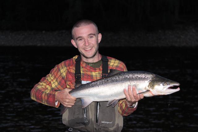 Oskar Vansvik med en lax på 5,6 kg