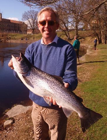 Leif Brodén med blank Öring vikt 4 kg, 2012-03-30