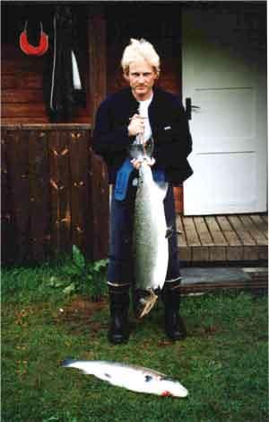 Stefan Holst med 2 fina Surna laxar. Tagna slutet 80 talet.