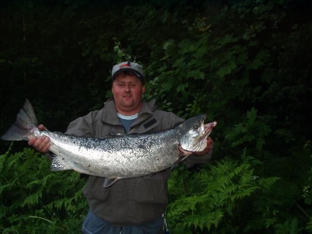 Ola Jansson med en lax runt 10 kg