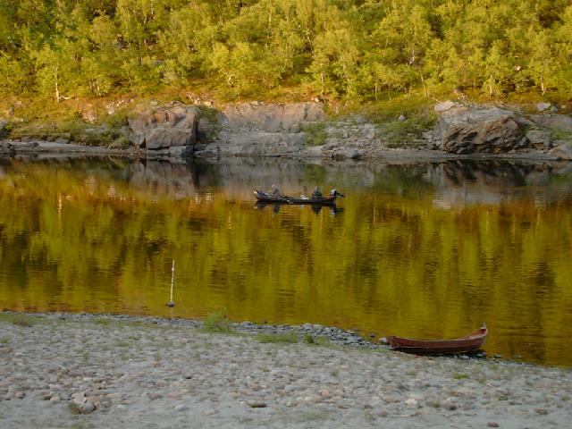 Fiske från båt ved Levajok Foto: H.C. Andersen