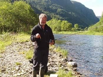 Ronny Lööf med måste betet för Ommedals laxen. Ommedalselva är en älvsträcka ovanför  Ommedalsvatnet och älvsträckan nedanför är mer kända Åelva. Hela vassdraget heter Gjengedalsvassdraget.