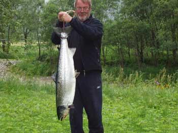 Rönny Lööf med sin 12kg lax tagen i Ommedalselva.   Ommedalselva är en älvsträcka ovanför Ommedalsvatnet och älvsträckan nedanför är mer kända Åelva. Hela vassdraget heter Gjengedalsvassdraget.