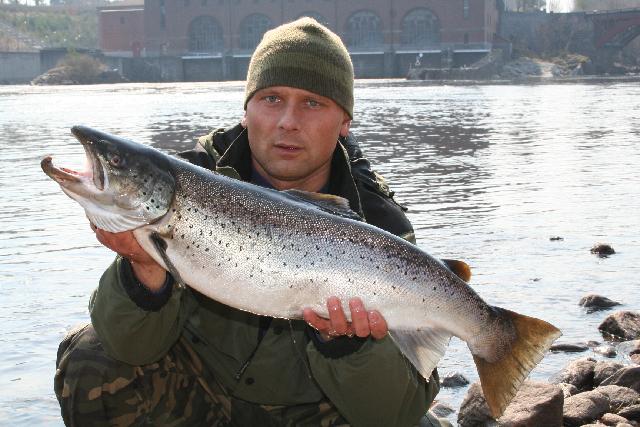 Thomas Holmkvist Skutskär.Öring 4,9kg fångad i Årvara.Foto:Patrik Jaurnell