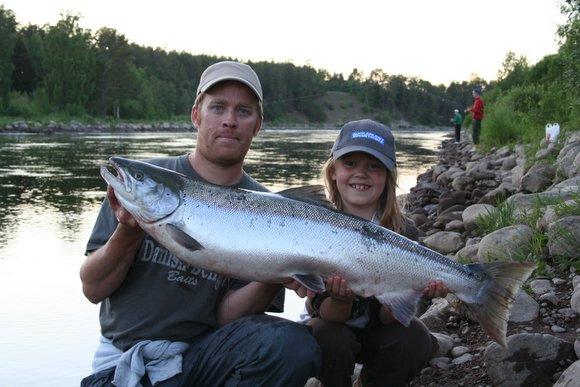 Patrik Jaurnell Älvkarleby med dottern Linnea och en lax på 12,3kg tagen på Korallen den 30/6 2006 kl.21.20 Foto:Göran Sundqvist ,Grums