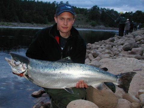 Andreas Östblom med lax från Bagarkurvan,Älvkarleby Foto:Patrik Jaurnell