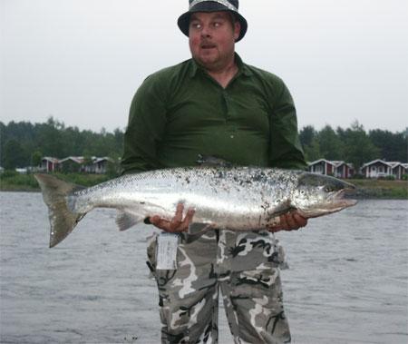 Johnny Noren med sin fina 13,5kg lax foto Roland Strandell