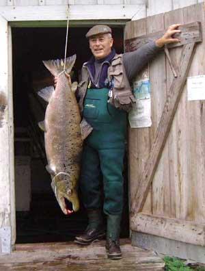 Lax 21,54 kg tagen i Barrett Pool, 2001 av Lars Brattström, Ljungbyholm   enligt Göran Ulfsparre ska det vara den 5:e största sen registreringen började 1924.  ( ev 2001 största flugfångade i Sverige) foto Mattias Brattström