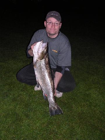 Michael Jonsson med sin drömöring fångad i Klarälven Forshaga den 1/6 2007  Gullspångsöring