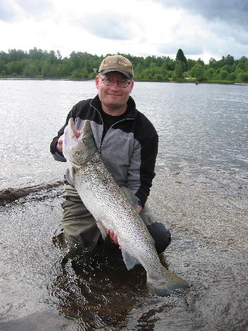 Michael Jonsson med en Gullspångsöring på 9,25 kg fångad i Klarälven Forshaga den 21/6 2004