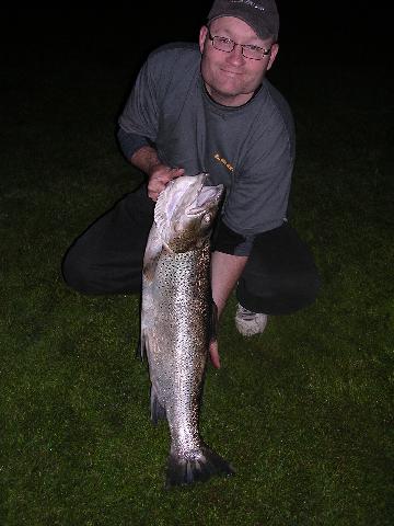 Ännu en bild på Drömöringen från Forshaga på hela 9,64 kg tagen den 1/6 2007 av Michael Jonsson på fluga