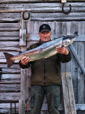 Bror Eriksson, Neitigården med lax på 8,9kg från Lainioälven.