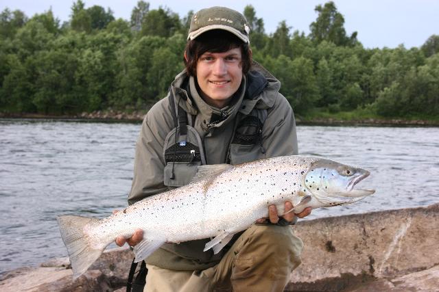 Hade två dagars rikitgt trevligt fiske i forshagaforsen den 27-28/6. Det resulterade i tre fiskar.  Den första: en öring på 5,5 kg