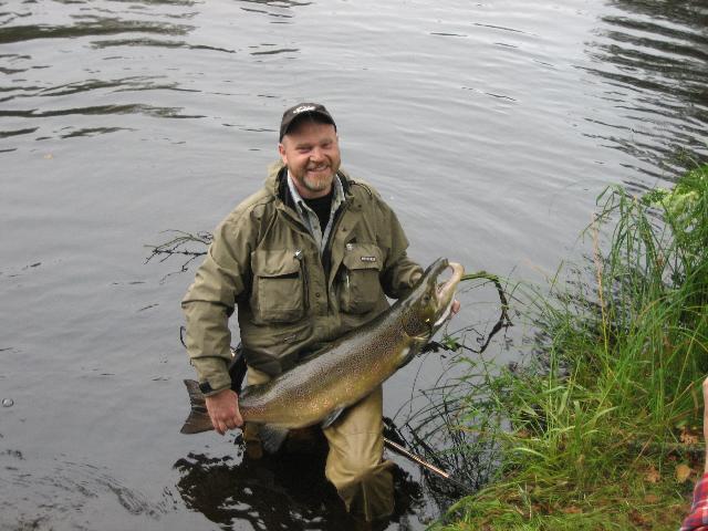 Laxmaffian, Peter Johansson med en magnifik hanlax från Mörrum hösten 2006. 105cm och uppskattningsvis 12-14 kg, återutsatt.