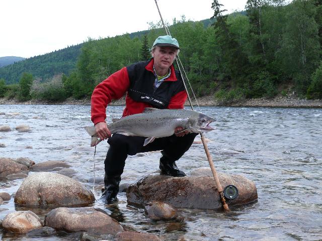 Christian Wedebrant med en fin junilax från Gaula fångad 18/6 vikt 8,8 kg   foto Berndt Forsberg