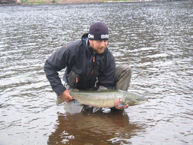 Lax 93 cm tagen av Andreas Olsson, guide på Lainio Vildmark