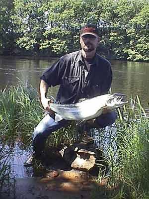 Peter Atteson med Lagan Lax 6,8kg tagen på spinnfluga 6/7-02
