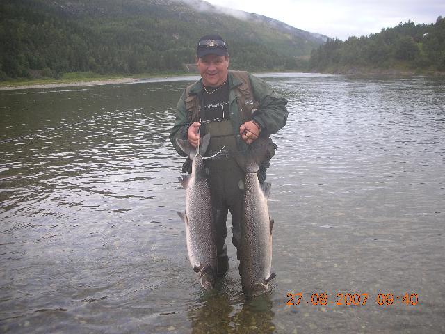 Två laxar tagna i Väfsnan av Bo Jansson Harbo.10,1 och 8,0kg