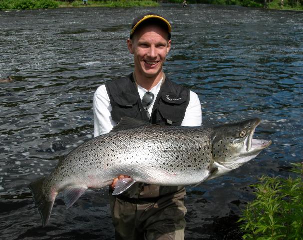 2007-07-10 Henrik Dressler öring 8,42 kg pool2