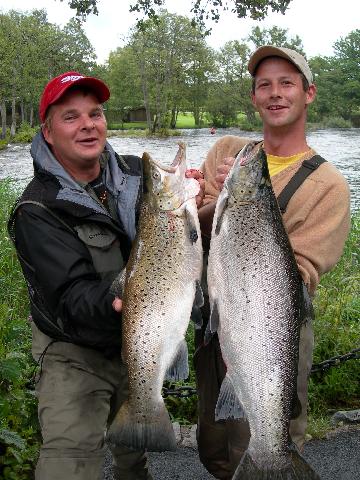 2007-08-30 Allan Bloch och Markus Zimmer med öringar