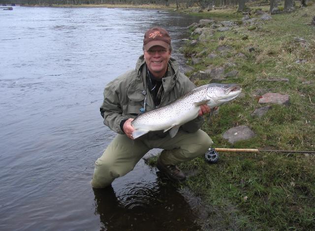 Mycket vacker havsöringshanne på 89cm fångad i Barret Pool i Emån. Vikten uppskattas till någonstans mellan 8-9 kg. Tagen på djupt fiskad GP special tub kl. 13:45 Catch & Release såklart !!!