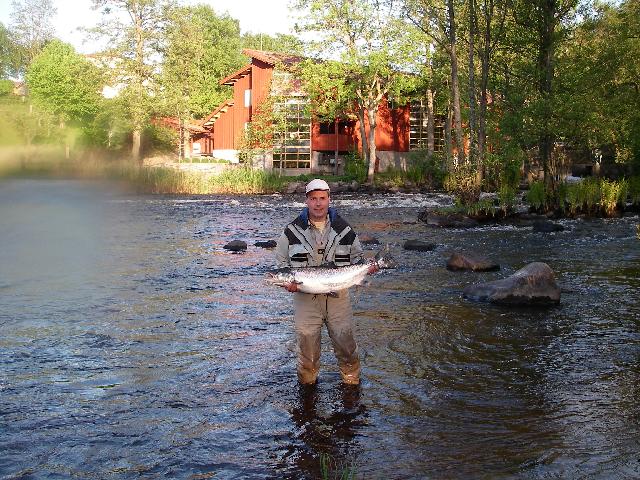 Stefan med en 9,2kg lax från pool1 24/5