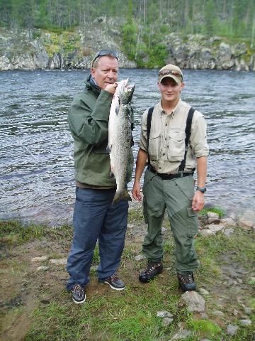 Nöjd dansk med guiden Peter Eriksson, Neitigården. Lax på 5,5kg. www.neitigarden.se