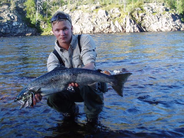 Peter Eriksson Guide på Neitigården med lax på 5,1kg.