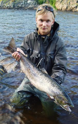 Lax på 4,2kg tagen av Peter Eriksson, guide Neitigarden.