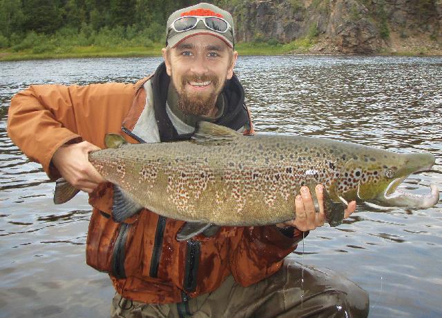 Lax på 8 kg tagen i Lainioälven av Johan Andersson, guide på Lainio Vildmark.