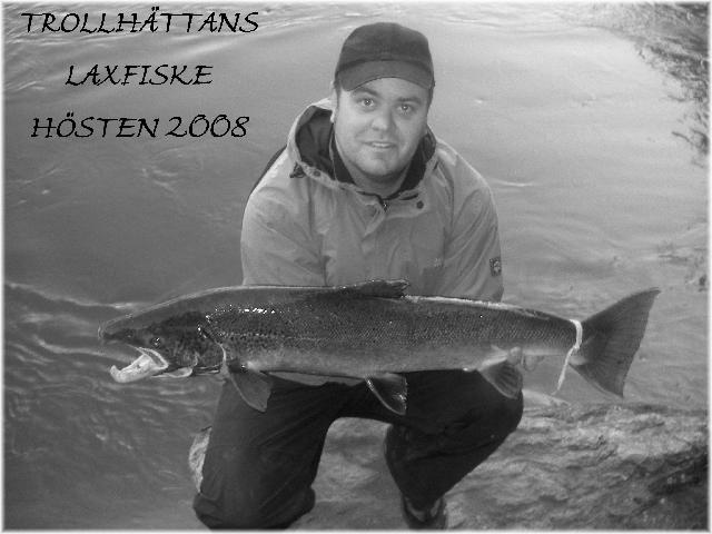 JOCKE OLSSON MED EN STÖDDIG LEKFÄRGAD HANE. FOTO TAGET AV ROINE 