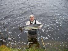 Svensk laxefisker Kalle Sundblad. Denna lax fick han på sträckan övre Lombola kl:00,05 på premiären i Stabburselva sommeren 2008.   Laxen vägde 8,9Kg 97cm lång.   Fisken tog på en stor Green higlander variant.