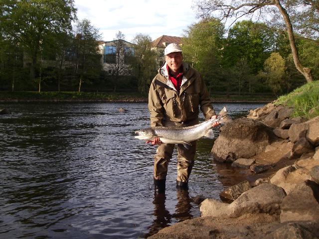 5/5-09Stefan med en 9,1kg lax