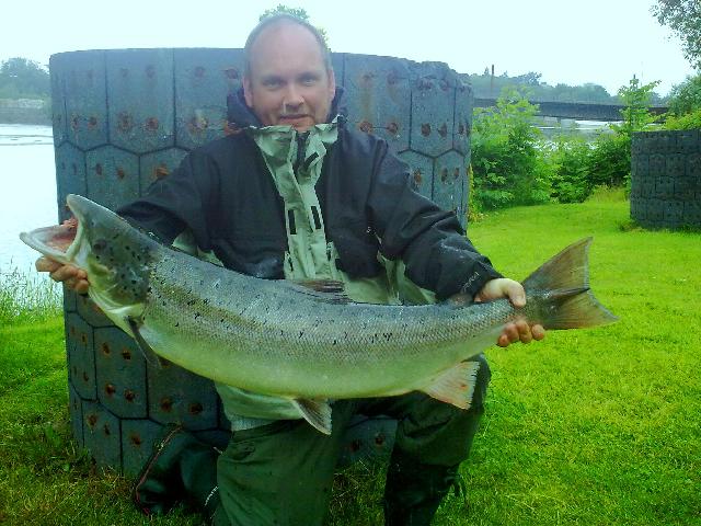 Patrik Boox med en Larry på 9.6kg Plats blå zon i Lilla Edet. Foto. Jocke Olsson