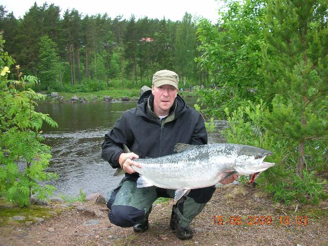 Joakim Jansson Östervåla med en fin lax på 15kg tagen på en fulfluga,Foto Bosse Jansson Harbo