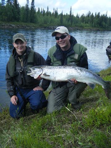 En lycklig fiskegäst med guiden Peter Eriksson från Neitigården. Lax på 11,3kg tagen midsommaren 2009 i lainio älv.